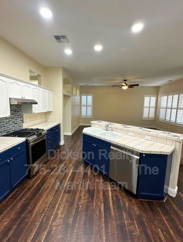 1390 N Foxglen Court property image