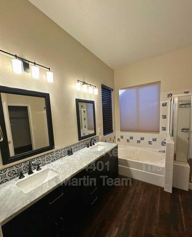 1390 N Foxglen Court property image
