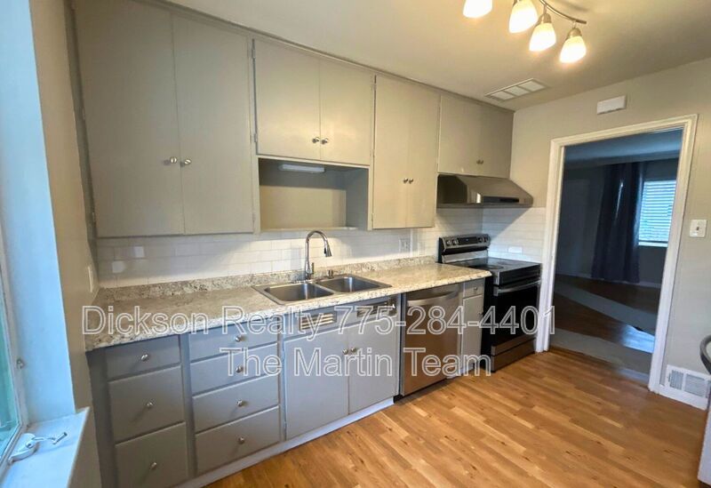 320 W Plumb Lane property image