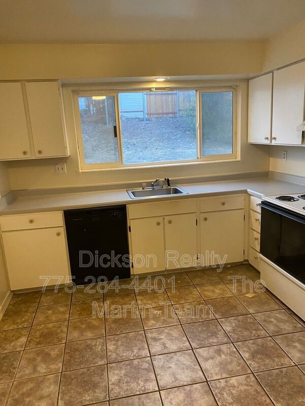 GREAT VIEWS - CLOSE TO UNR AND RANCHO SAN RAFAEL - ONE CAR GARAGE property image