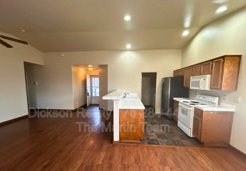 250 Emigrant property image